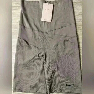 NIKE ONE DRI-FIT TRAINING BIKE WOMEN'S 7 IN HIGH WAIST SHORTS GREEN SZ S NWT